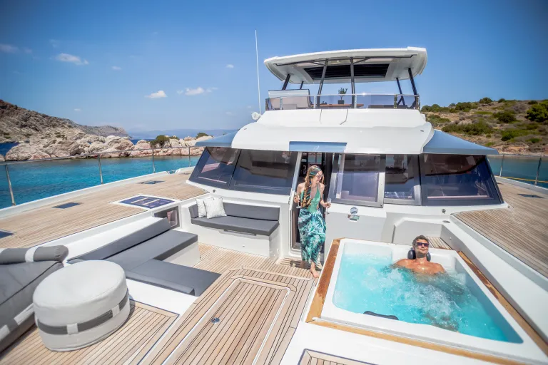 fountaine-pajot-power-67-front-cockpit-03.jpg