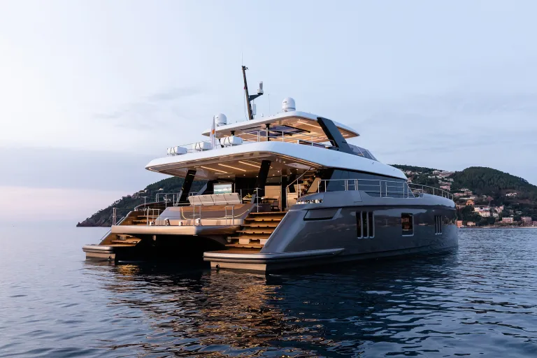 80-sunreef-power-exterior-04.jpg