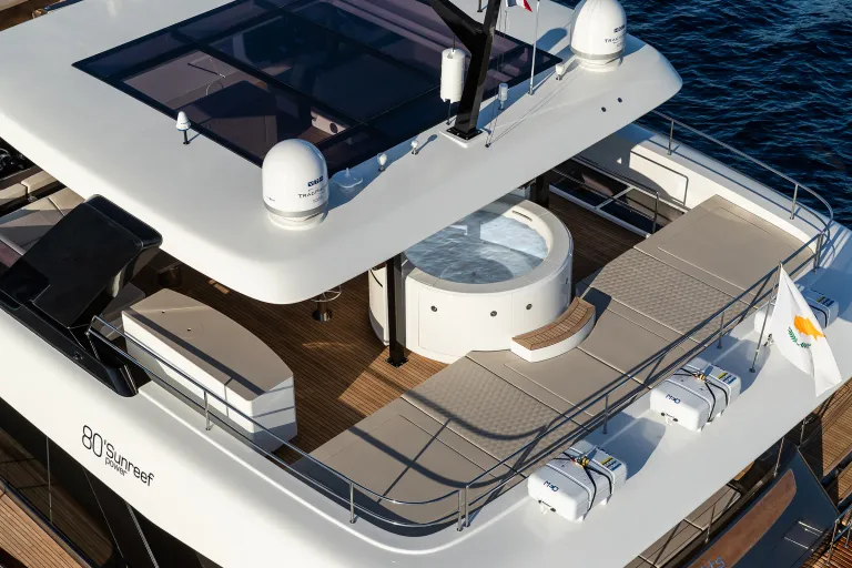 80-sunreef-power-exterior-07.jpg