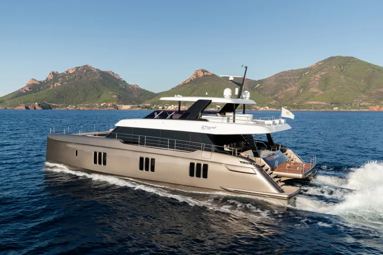 80-sunreef-power-exterior-08.jpg