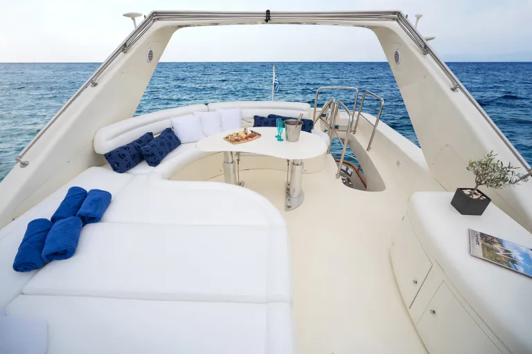 estia-zeus-flybridge3.jpg