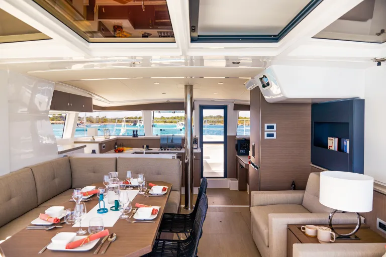 02-keyfeatures-8o2a1503-1-cmjnbali-catamarans-leonsalim-l.jpg