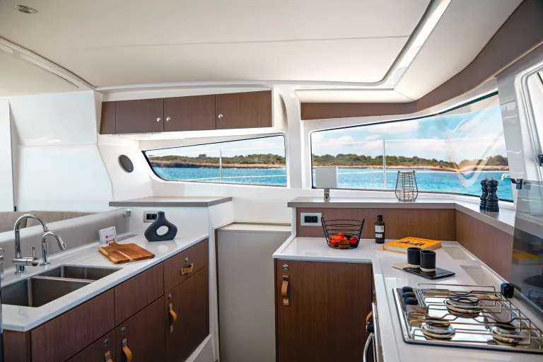 02-keyfeatures-8o2a1422-1-cmjnbali-catamarans-leonsalim-l.jpg