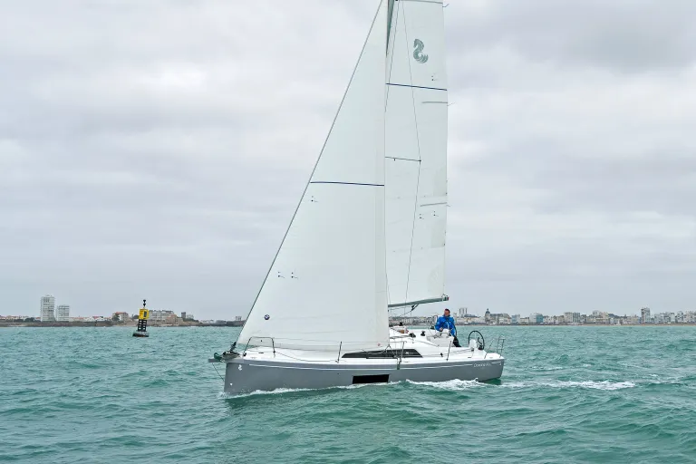 oceanis-30-1-preshooting-exterieur-v2-2-sur-32.jpg