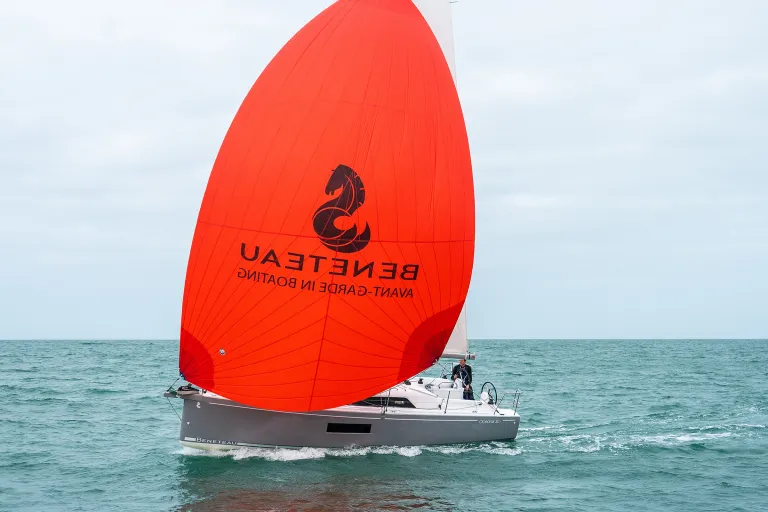 oceanis-30-1-preshooting-exterieur-v2-22-sur-32.jpg