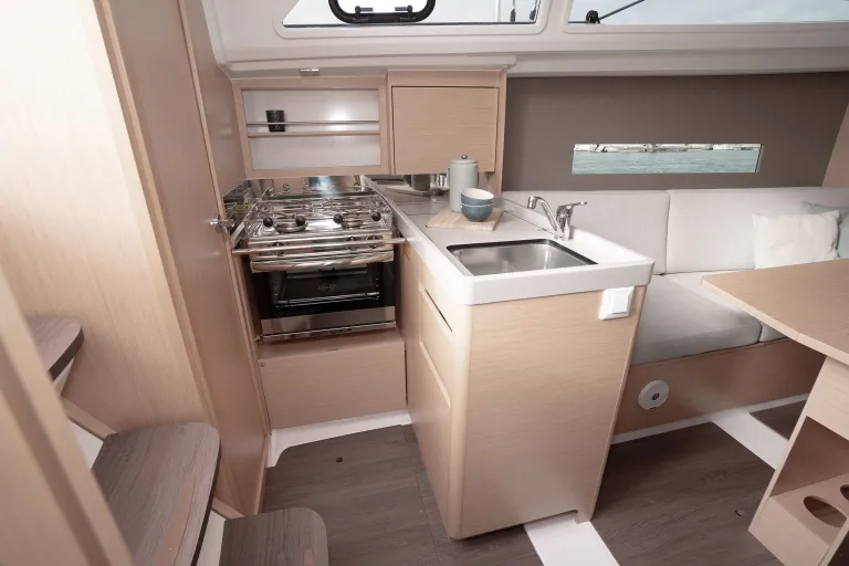 oceanis-30-1-preshooting-interieur-v2-8-sur-16.jpg