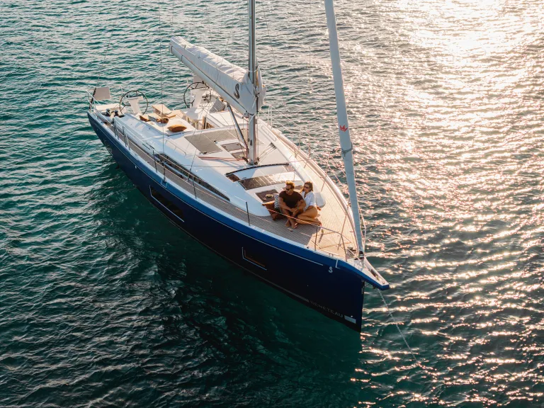 oceanis-47_image_exterior_sardinia_lifestyle-(1).jpg