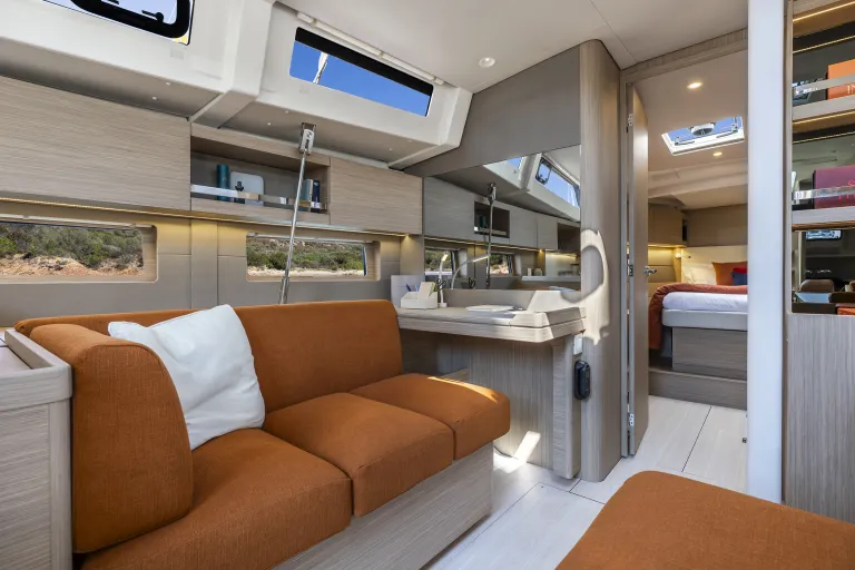 oceanis-47_image_interior-(1).jpg