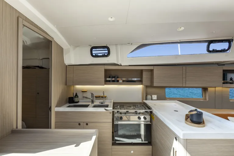 oceanis-47_image_interior-(3).jpg