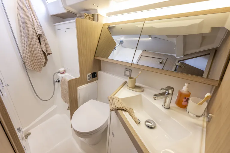 oceanis-47_image_interior-(6).jpg