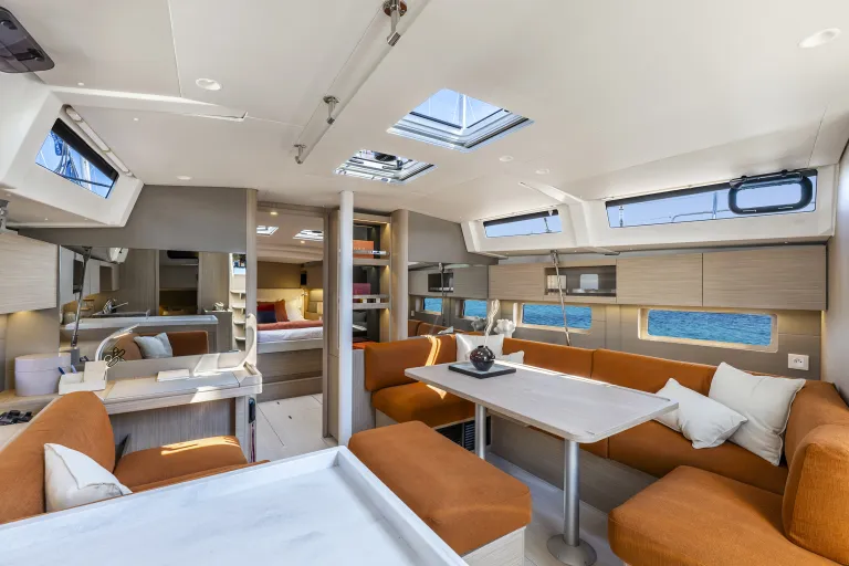 oceanis-47_image_interior.jpg
