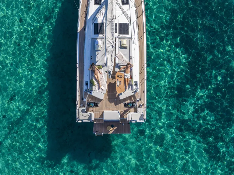 oceanis-52_image_exterior_lifestyle_sardinia-(12).jpg