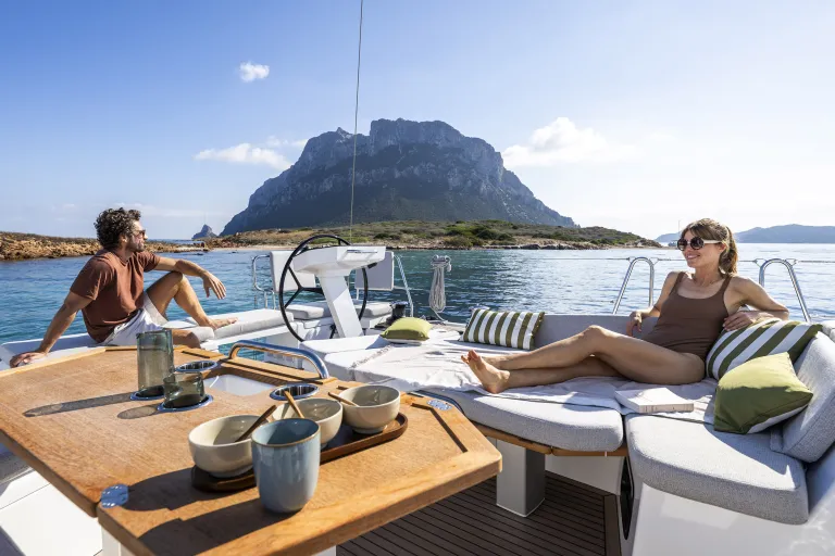 oceanis-52_image_exterior_lifestyle_sardinia-(8).jpg