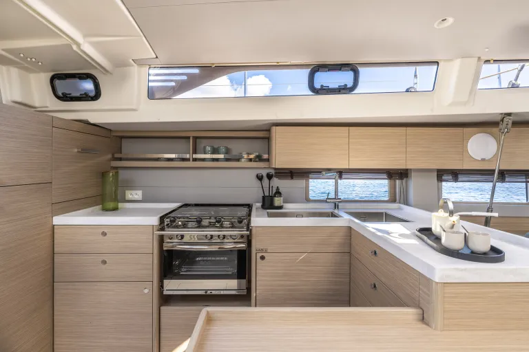 oceanis-52_image_interior-(7).jpg