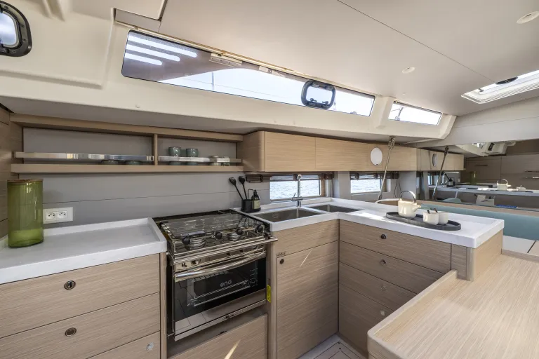 oceanis-52_image_interior-(8).jpg