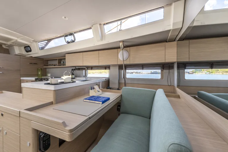 oceanis-52_image_interior-(9).jpg