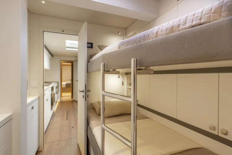 eighty2-image-interior-25-l.jpg