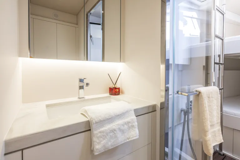 eighty2-image-interior-28-l.jpg