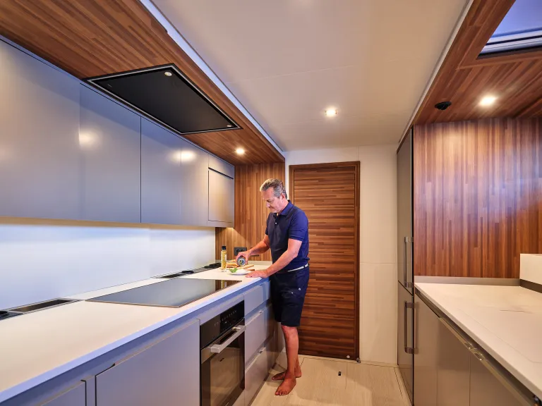 babord-fountaine-pajot-power80-nif1041-a2-1-l.jpg