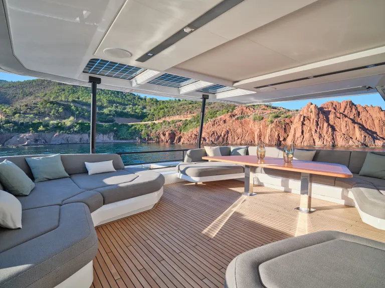 fountaine-pajot-power80-nif1109-a2-l.jpg