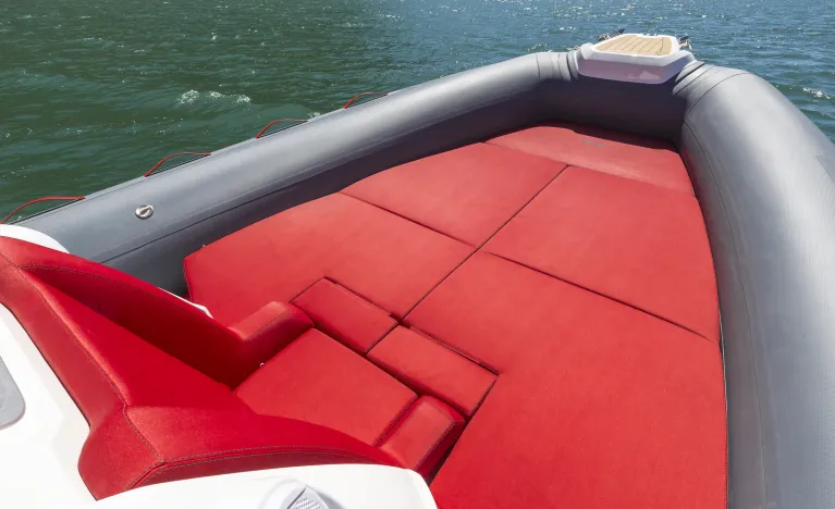 cb28-bow-sundeck.jpg