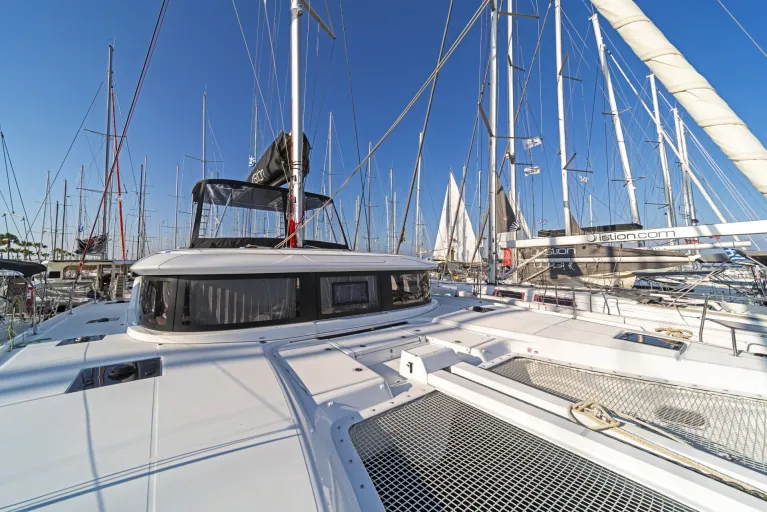 _dsc1846_lucky-dragon_lagoon-46_istion-yachting_l.jpg