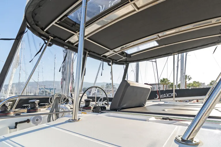 _dsc1869_lucky-dragon_lagoon-46_istion-yachting_l.jpg