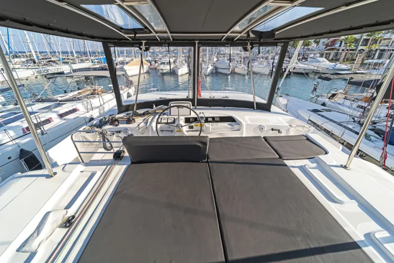 _dsc1881_lucky-dragon_lagoon-46_istion-yachting_l.jpg
