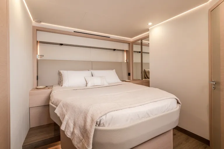 thira-80-aft-portside-guest-cabin-1-l.jpg