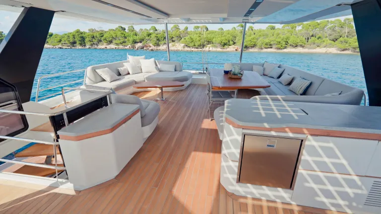 thira-80-fountaine-pajot-flybridge-1-l.jpg
