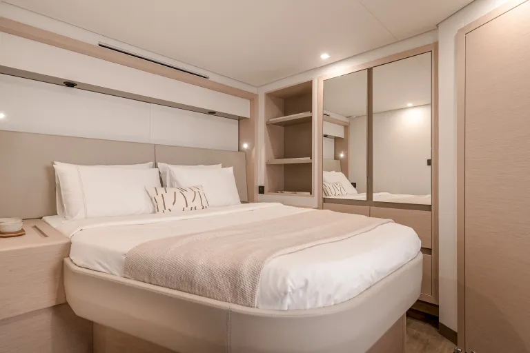 thira-80-middle-portside-guest-cabin-1-l.jpg