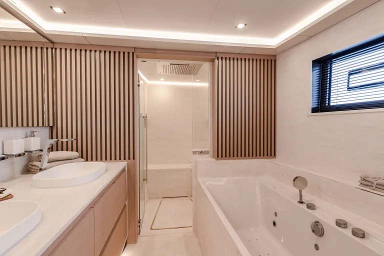 thira-80-owners-bathroom-1-l.jpg