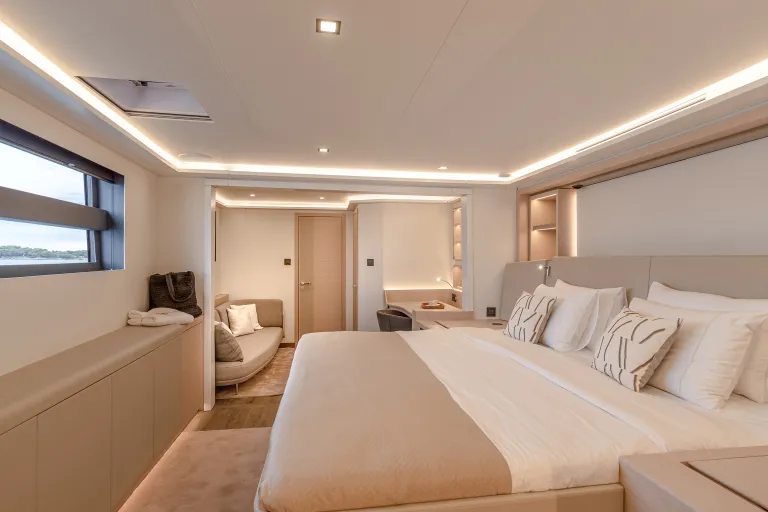 thira-80-owners-cabin-starboard-3-l.jpg