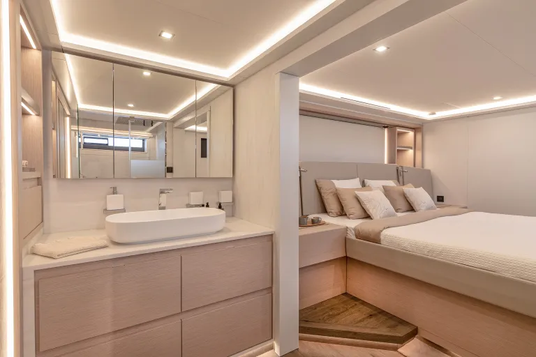 thira-80-vip-cabin-starboard-1-l.jpg