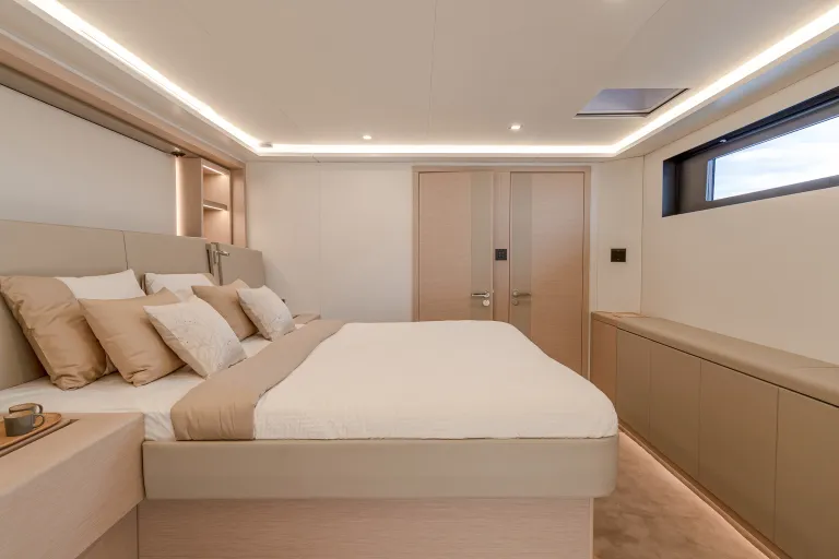 thira-80-vip-cabin-starboard-2-l.jpg