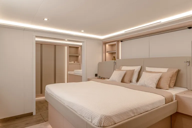 thira-80-vip-cabin-starboard-3-l.jpg