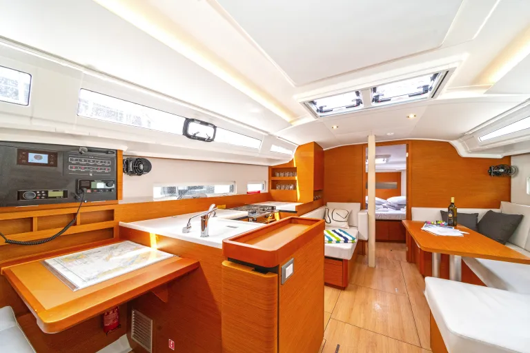 dsc0907-first-date-jeanneau-sun-odyssey-410-istion-yachting-l.jpg